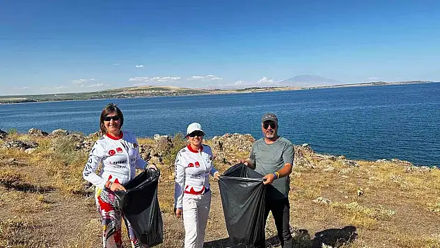 Van Gölü sahili temizlendi