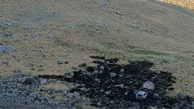 Hakkari'de alev alan otomobil kullanılamaz hale geldi