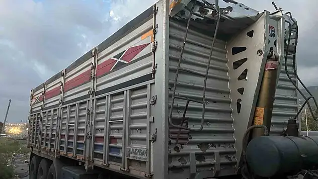Tırın açık unutulan dorsesi işaret levhasına çarptı