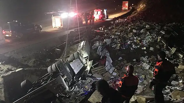 Doğubayazıt'ta kitap dolu tır devrildi: 2 ölü