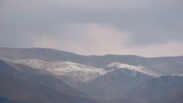 Erzurum'a mevsimin ilk karı düştü