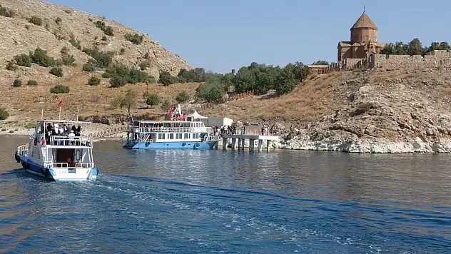 Akdamar Kilisesi' nde Ayin Hazırlığı