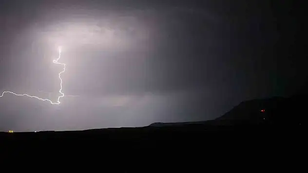 Bitlis'te şimşekler çaktı, şiddetli yağmur taşkınlara sebep oldu