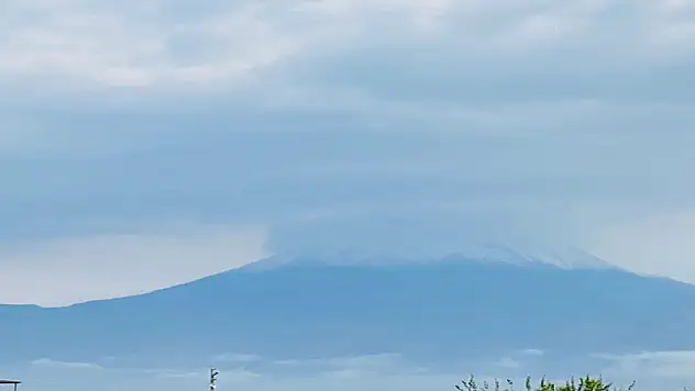 Kente yağmur Ağrı Dağı'na kar yağdı