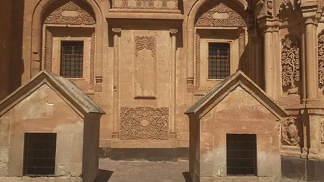 İshak Paşa Sarayı'nın Gizemli Türbesi