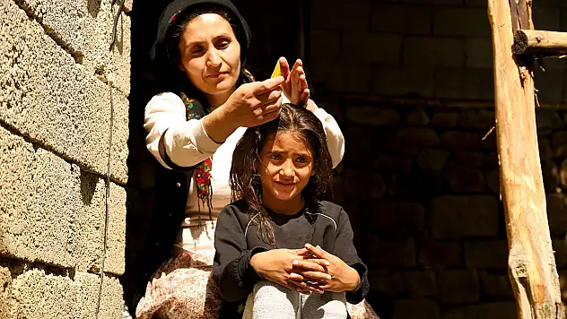 Van'ın mezrasında yaşayan Hasret, bu yıl da okulda tek başına