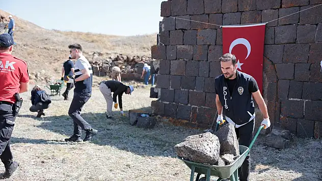 Erzurum'da 140 polis, tarihi tabyayı temizledi