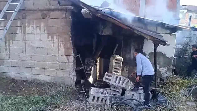 Ağrı'da yangın evi kullanılamaz hale getirdi