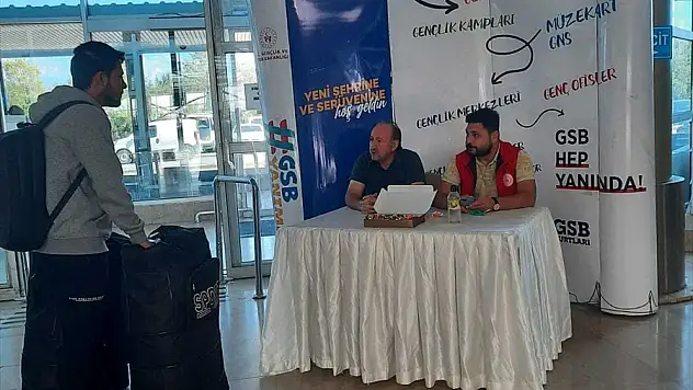 Erzurum'a üniversite için gelen öğrencileri gençlik liderleri karşılıyor