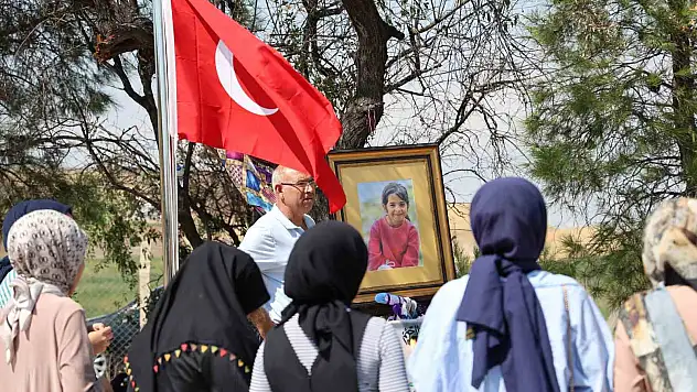 Türkiye'nin dört bir yanından gelen vatandaşlar Narin'in mezarını yalnız bırakmıyor