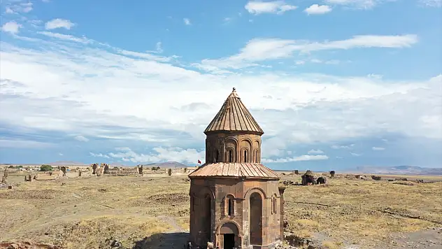 Kars'ta Abughamrents Kilisesi'nin duvarları kirli yazılardan arındırılıyor