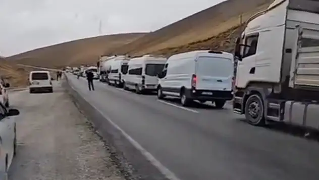 Van'da iki tır birbirine girdi: Yol ulaşıma kapandı