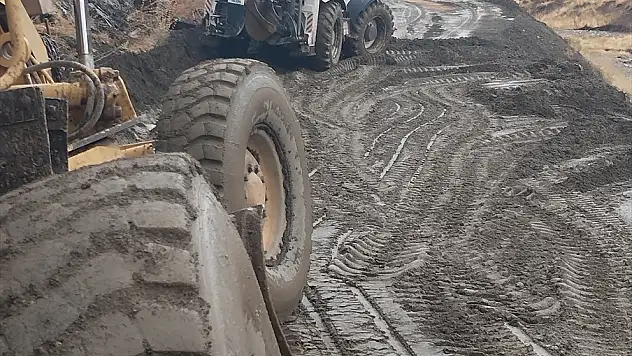 Bitlis'te heyelanın kapattığı köy yolları ulaşıma açıldı
