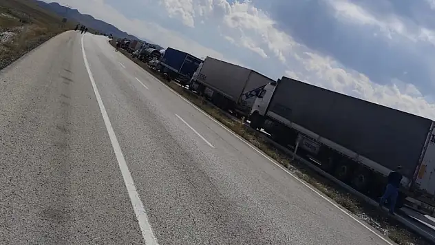 Ağrı-İran Karayolunda elektrik telleri düştü: Yol trafiğe kapandı