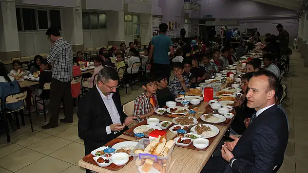 Ağrı Milli Eğitim Müdürü Tekin, öğrencilerle birlikte iftarını açtı