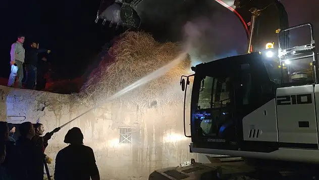 Van'da Ot Yığınlarından Çıkan Yangın Endişe Yarattı