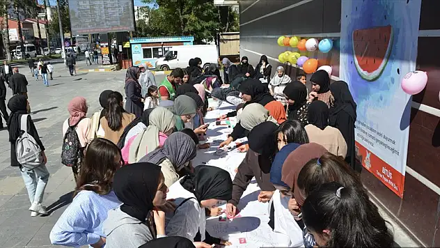 Van ve Bitlis'te çocuklar Filistin'e destek için resim çizdi