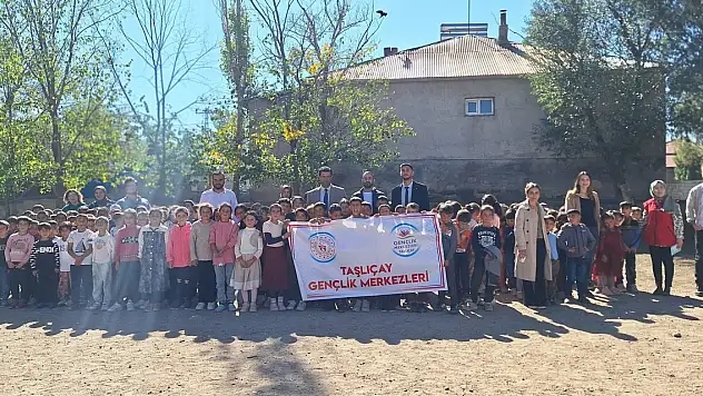 Taşlıçay Gençlik Merkezi Üyeleri Çocukların Yüreğine Dokunuyor