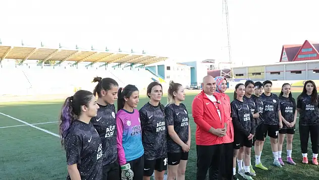 Ağrı'da Protokol Üyeleri Gösteri Maçında Kızlarla Sahaya Çıktı