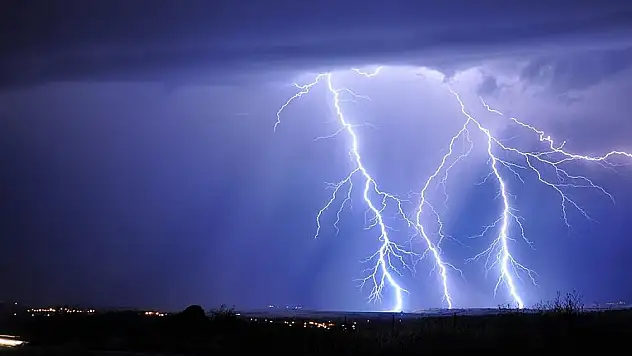 Bitlis'te elektrik trafosuna yıldırım isabet etmesi sonucu 5 kişi yaralandı