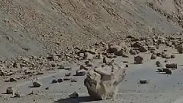 Deprem sonrası kayalar yola düştü