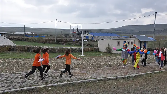 Kars Kafkas Üniversitesi öğrencileri köy köy gezerek çocuklarla buluşuyor