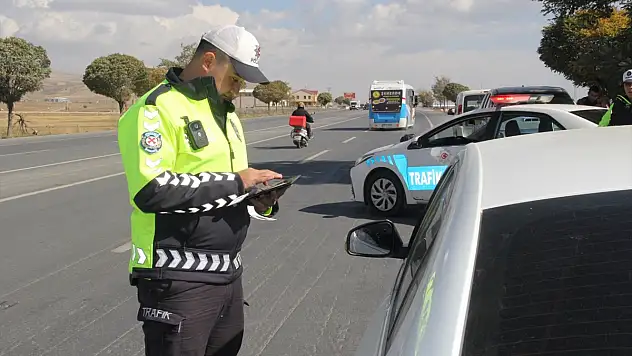 Bitlis'te sıkı trafik denetimi: Sürücülere ceza yağdı