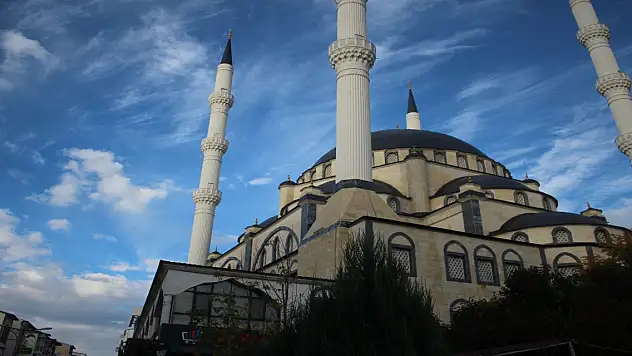 Ağrı'nın İlk 4 Minareli Camisi Hem İbadet Hem Ticaret İhtiyacını Karşılıyor