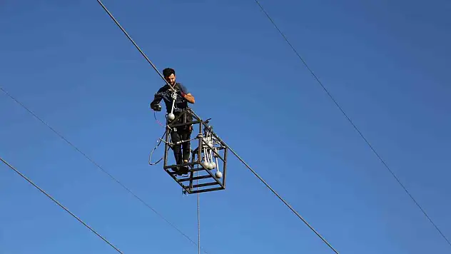 Muş'ta yüksek gerilim hatlarına risklere rağmen bakım yapılıyor