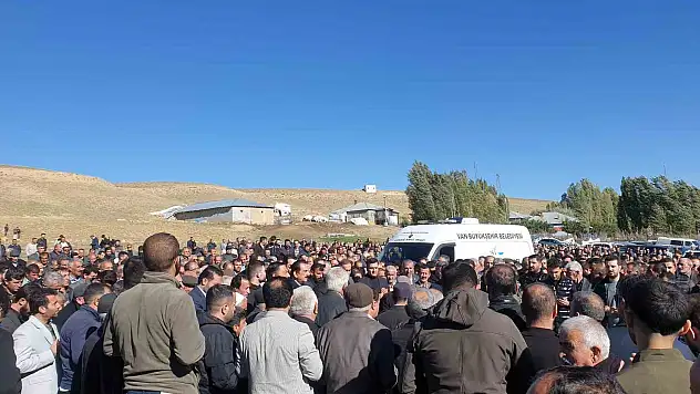 Van'daki kazada ölen AK Partili baba ve oğlu yana yana toprağa verildi