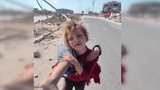 Gazze'de küçük kız çocuğu yaralı kardeşini kilometrelerce omzunda taşıdı
