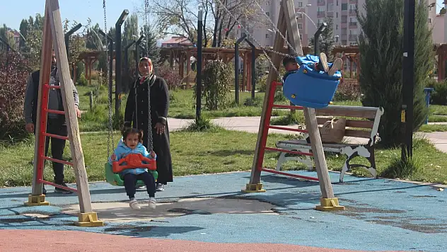 Ağrı Millet Bahçesi'nde Sonbaharın Sıcak Günleri