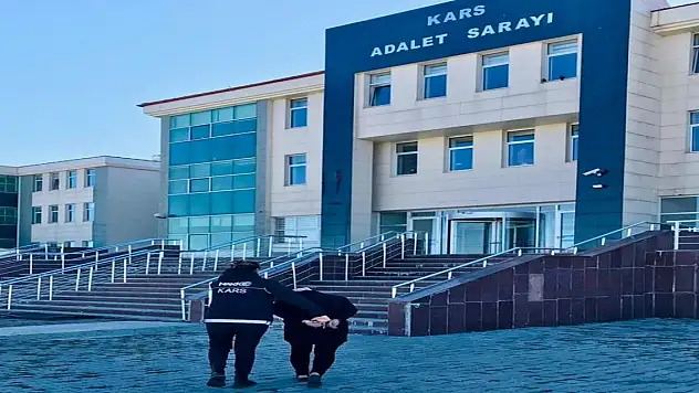 Kars'ta Uyuşturucu Operasyonu: Kuryenin Makadından 94 Parça Uyuşturucu Çıktı