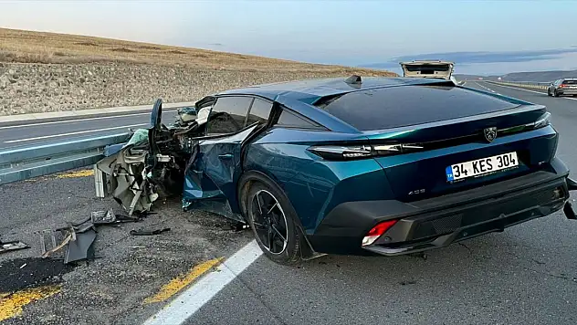 Kars'ta Otomobil ile Kamyonetin Çarpıştı