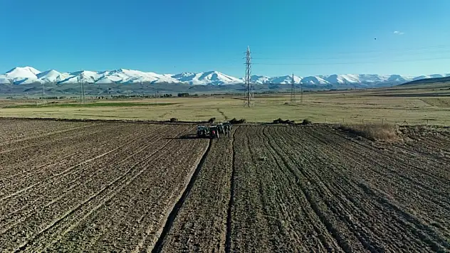 Erzurum'da Tarım Lisesinin 800 Dönümlük Arazisinde Buğday Ekimi Yapıldı