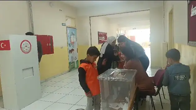 Van'da okul başkanlığı seçimi genel seçim gibi yapıldı