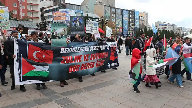 Erzurum'da sağlık çalışanları yılmadan Gazze için yürüyor