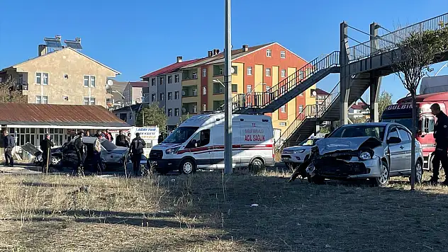 Ağrı'da iki otomobil birbirine girdi: 3 yaralı