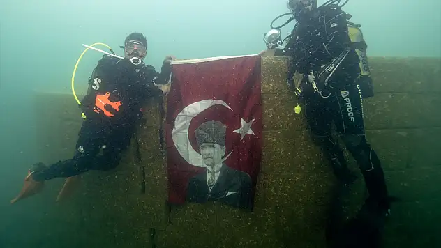 Van Gölü'nün derinliklerinde Cumhuriyet Bayramı kutlandı