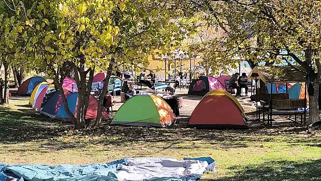 Erzurum'da üniversite öğrencileri göl kenarında kamp yaptı