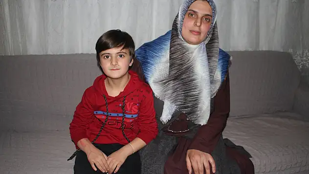 Van'da minik Ayşenur'un bayrak sevgisi yürekleri ısıttı