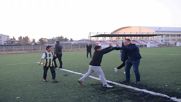 Muş Bulanık Kaymakamı'nın Çocuklarla Futbol Mesaisi