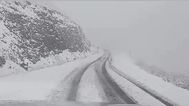 Van Karabet Geçidi'ne  Yılın İlk Karı Düştü