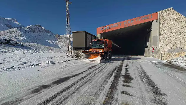 Karabet Geçidi'nde kar mesaisi erken başladı