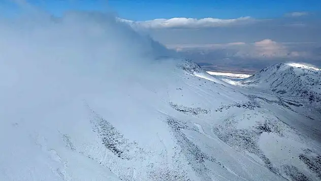 Bitlis'in yüksek kesimlerini kar kapladı