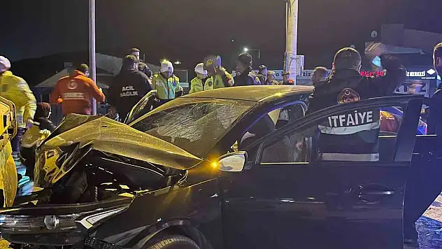 Bitlis'te otomobil iş makinesine girdi: 4 yaralı