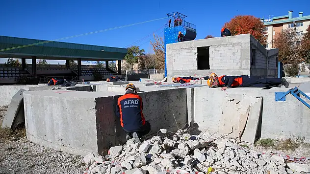 Van depreminde hayat kurtaran AFAD görevlileri, o günleri unutamıyor