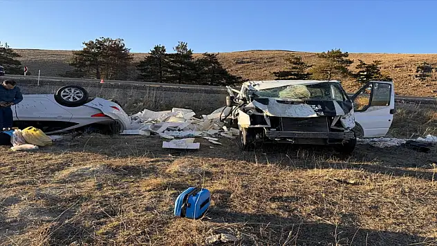 Erzurum'da Otomobil Balık Yüklü Kamyonetle Çarpıştı
