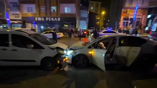Muş'ta kaza yapan otomobiller savrularak çevredeki araçlara çarptı: 7 yaralı