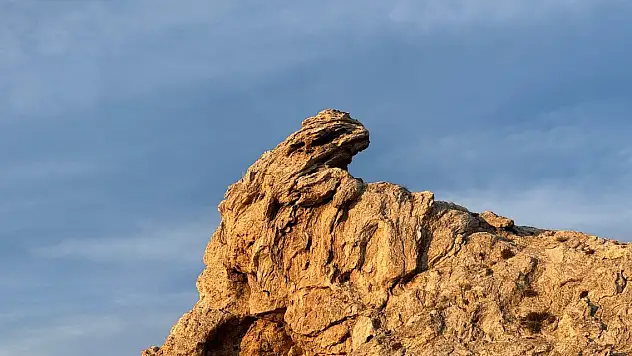 Diyadin'de Şahin Görünümündeki Kaya Parçası İlgi Odağı Oldu